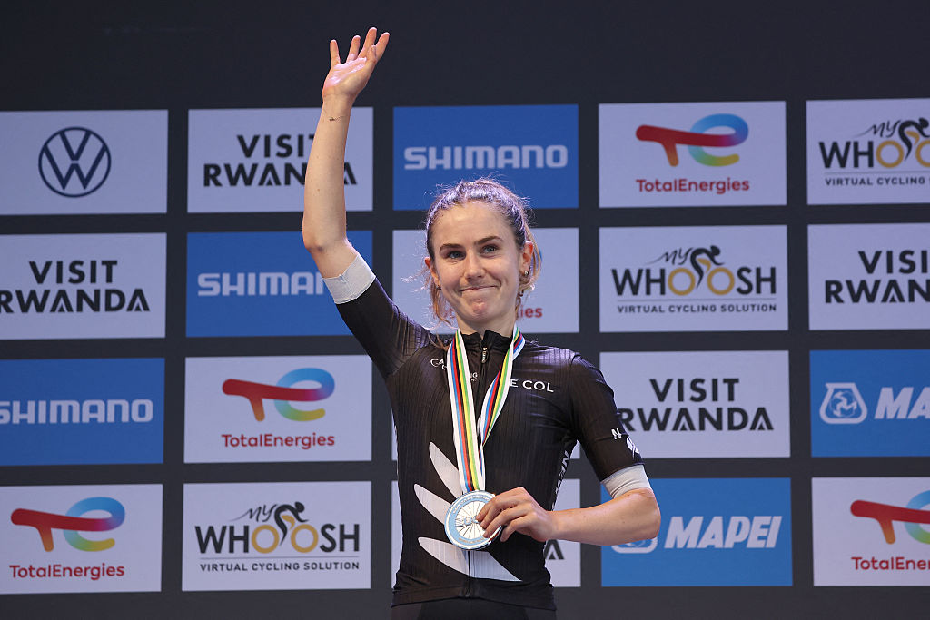 El medallista de plata de Nueva Zelanda, Niamh Fisher-Black, celebra en el podio después del evento de ciclismo de ruta de la carretera Elite Women '