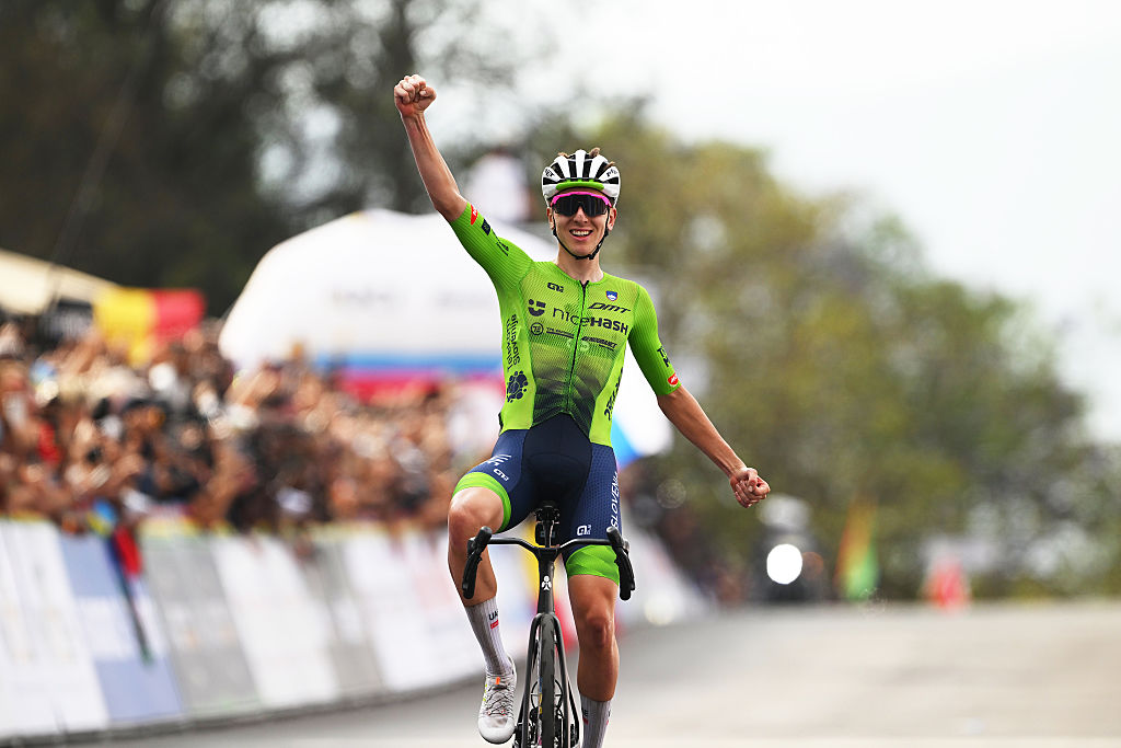 Kigali, Ruanda - 28 de septiembre: el medallista de oro Tadej Pogacar y el equipo de Eslovenia celebran la ganancia durante el 98 ° Campeonato Mundial de Ciclismo de UCI Kigali 2025, Men Elite Road Race a 267.5 km de Kigali a Kigali el 28 de septiembre de 2025 en Kigali, Rwanda. (Foto de Dario Belingheri/Getty Images)