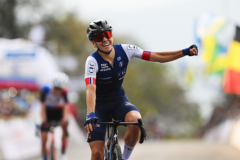 Kigali, Ruanda - 25 de septiembre: Celia Gery del equipo Francia celebra en la línea de meta como ganadora de la medalla de oro durante el 98 ° Campeonato Mundial de Ciclismo de UCI Kigali 2025 - Mujeres menores de 23 años Race A 119,3 km de un día de Kigali a Kigali el 25 de septiembre de 2025 en Kigali, Rwanda. (Foto de Dario Belingheri/Getty Images)
