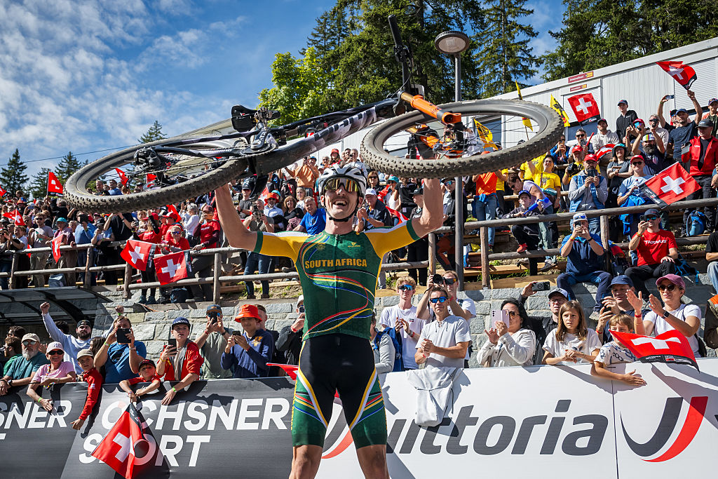 Alan Hatherly de Sudáfrica sostiene su bicicleta para celebrar la ganancia en la carrera olímpica de élite de élite de los hombres en Crans-Montana el 14 de septiembre de 2025.