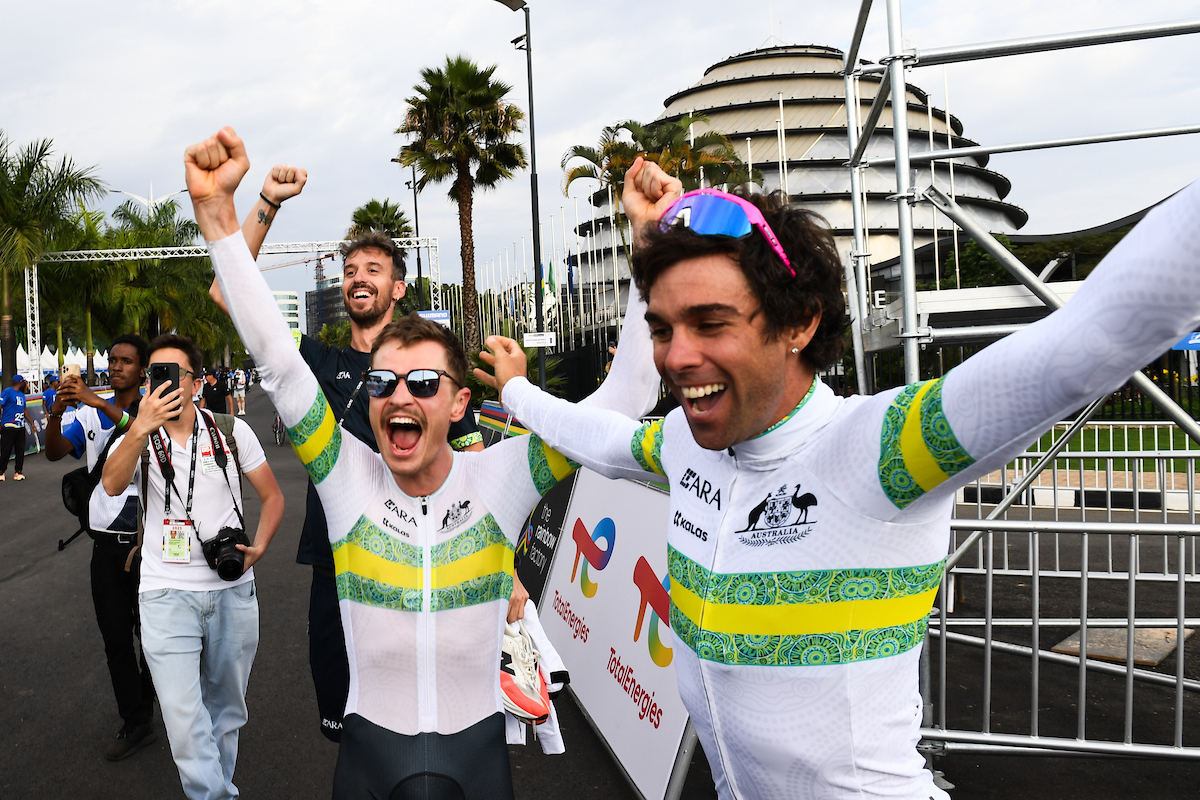 Imagen de Simon Wilkinson/Swpix.com - 24/09/2025 - Ciclismo - 2025 UCI Road World Championships - Kigali Convention Center, Kigali, Ruanda - Relé mixto de la contrarreloj de equipo de equipo - Jay Vine, Lucas Plapp, Michael Matthews (Australia) Gane