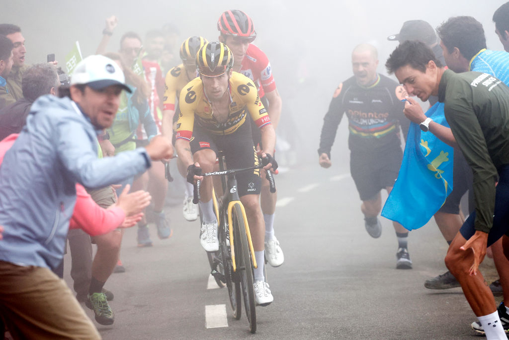 Altu de L ' Angliru, España - 13 de septiembre: Primoz Roglic de Eslovenia, Jonas Vingegaard de Dinamarca y Sepp Kuss de los Estados Unidos y el Equipo Jumbo -Visma - Jersey del líder rojo Compite en la escalada en la escala de la espalda a la Etapa de la Etapa de la Etapa de la Etapa. Desde Ribadesella - Ribeseya a Altu de L ' Angliru 1555m / #uciwt / el 13 de septiembre de 2023 en Altu de L ' Angliru, España. (Foto de Luis Angel Gómez - Pool/Getty Images)