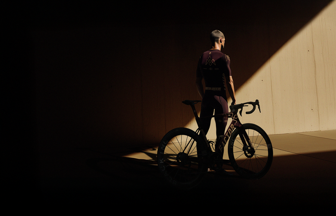 Un jinete en kit y una bicicleta de factor para el ciclismo moderno de aventura