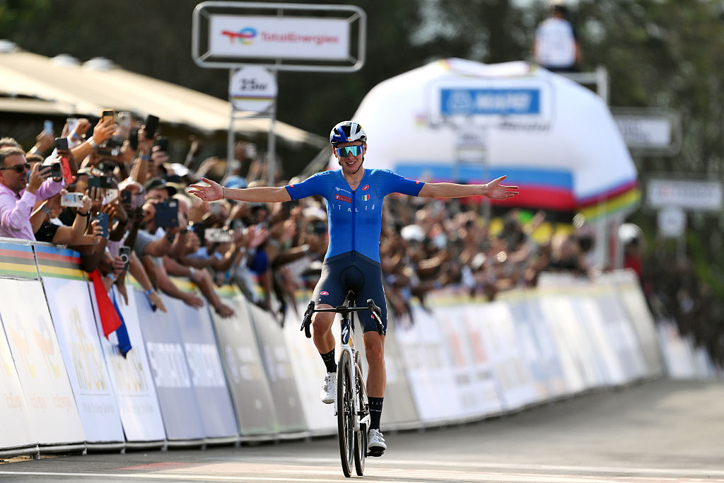 Kigali, Ruanda - 26 de septiembre: Lorenzo Finn y el equipo Italia celebran en la línea de meta como ganador de la Medalla de Oro durante el 98 Campeonato Mundial de Ciclismo de UCI Kigali 2025, hombres menores de 23 carreras de 164.6 km de Kigali a Kigali el 26 de septiembre de 2025 en Kigali, rwanda. (Foto de David Ramos/Getty Images)