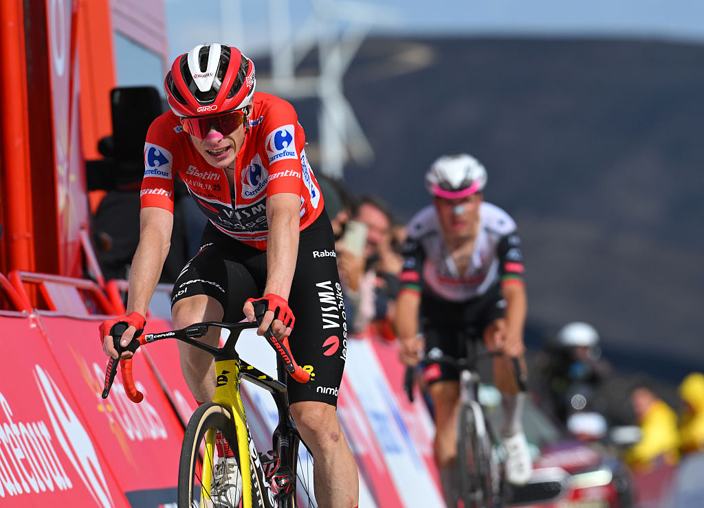 Alto de El Morredero, España - 10 de septiembre: Jonas Vingegaard de Dinamarca y Team Visma | Arrendar una bicicleta - Red Leader Jersey cruza la línea de meta durante la Vuelta de La Vuelta - 80ª gira por España 2025, etapa 17 Una etapa de 143.2 km desde O Barco de Valdeorras a Alto de El Morredero 1755M / #uciwt / el 10 de septiembre de 2025 en Alto de El Morredero, España. (Foto de Tim de Waele/Getty Images)