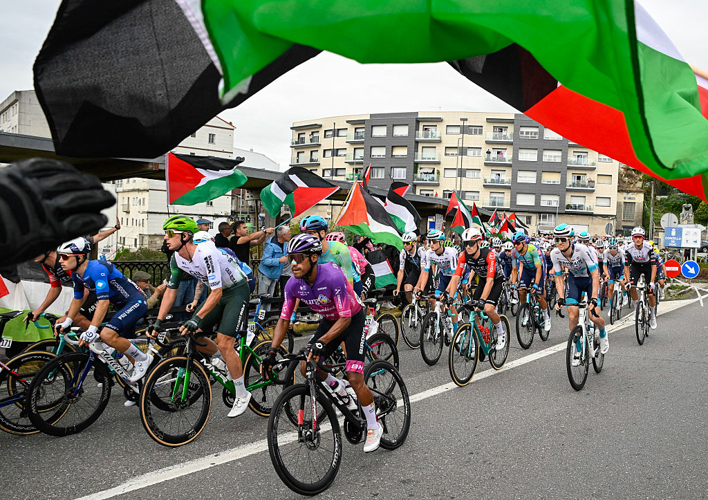 Los manifestantes pro-palestinos ondean las banderas y gritan mientras el Peloton pasa en Poio al comienzo de la etapa 16 de la Vuelta a Espana, una carrera de 172 km entre Poio y Castro de Herville, el 9 de septiembre de 2025. (Foto de Miguel Riopa / AFP)