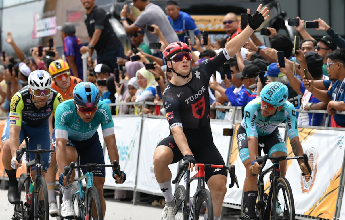 Arvid de Kleijn (Tudor Pro Cycling) gana la etapa 2 del Petronas Le Tour de Langkawi con el líder de la raza Matteo Malucelli (XDS Astana) a su derecha en segundo lugar