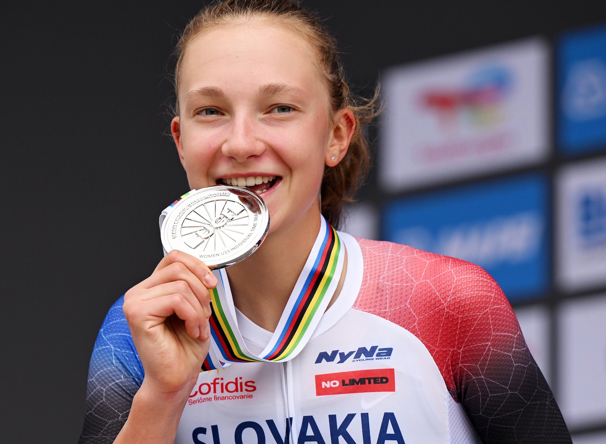 Kigali, Ruanda - 22 de septiembre: Medalista de plata, Viktoria Chladonova de Eslovaquia celebra ganar durante la ceremonia de medalla después del 98º Campeonato Mundial de Ciclismo de UCI Kigali 2025 - Mujeres bajo 23 Traducir individuales una carrera de 22.6 km desde Kigali a Kigali el 22 de septiembre de 2025 en Kigali, Rwanda. (Foto de Dario Belingheri/Getty Images)