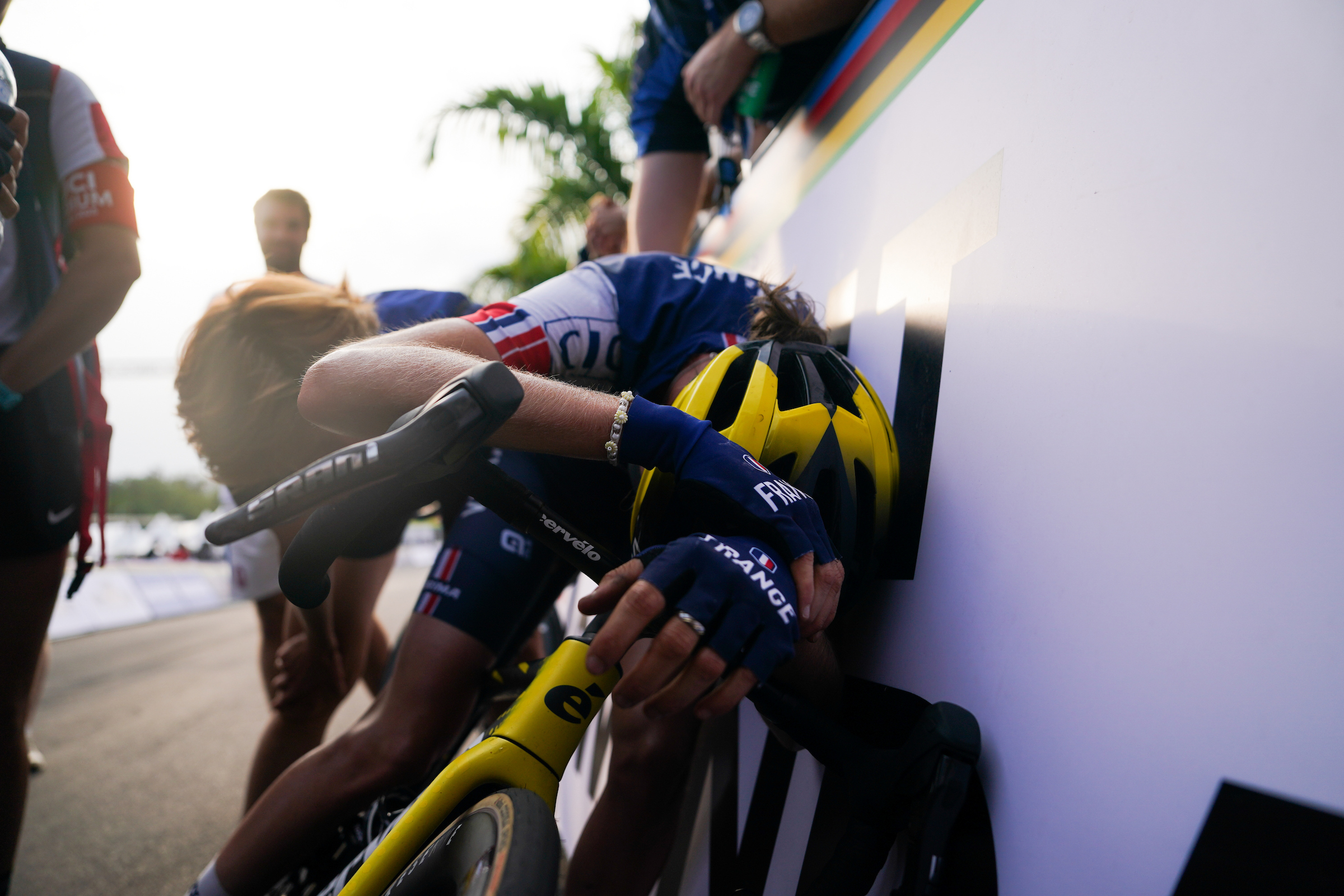 Imagen de Zac Williams/Swpix.com - 25/09/2025 - Ciclismo - 2025 Campeonato Mundial de Road UCI - Kigali Convention Center, Kigali, Ruanda - Mujeres Sub -23 Road Race - Marion Bunel (Francia) después de la carrera