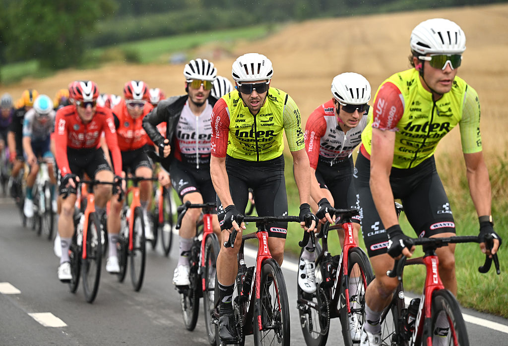 SAMBREVILLE, BÉLGICA - 27 DE JULIO: Dion Smith de Nueva Zelanda y el equipo Intermarche - Wanty compite durante el 46º Tour de Wallonie2025, etapa 2, una etapa de 153,1 km desde Huy a Sambreville el 27 de julio de 2025 en Sambreville, Bélgica. (Foto de Luc Claessen/Getty Images)