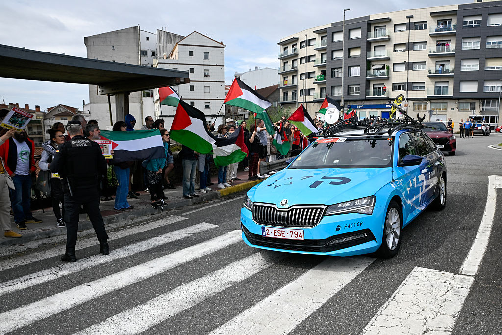 Los manifestantes pro-palestinos ondean las banderas y gritan como el equipo del equipo del equipo de Israel Tech, el equipo de equipo en Poio al comienzo de la etapa 16 de la Vuelta A Espana, una carrera de 172 km entre Poio y Castro de Hervville, el 9 de septiembre de 2025. (Foto de Miguel Riopa / Afp)