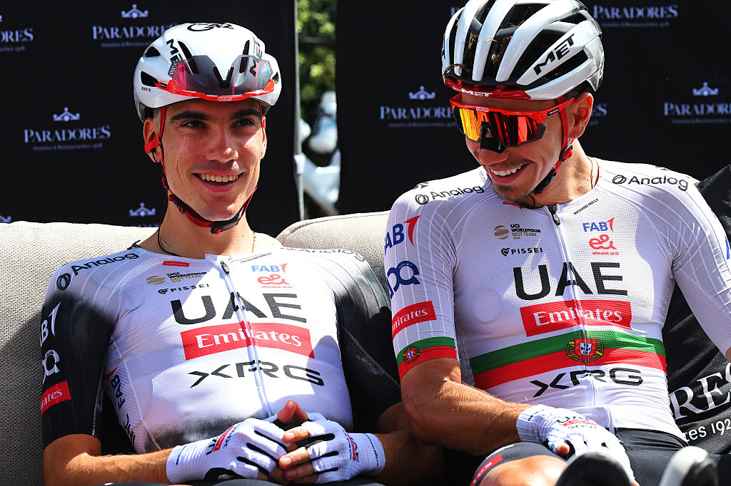 Argumentas, España - 02 de agosto: (LR) Juan Ayuso de España e Ivo Oliveira de Portugal y Emirates del equipo de los EAU - XRG antes de La Vuelta - 80 ° Tour de España 2025, etapa 10 A 175.3km de la etapa de 175.3km de la Naturaleza Sendaviva a Elerial Larra Belgua 1585m / #uciwt / Septiembre 02, el parque de septiembre de SEPTIVA AL SEPTIEPTURA DEL SEPTIEPTURA DEL SEPTIETO. Argumentas, España. (Foto de Tim de Waele/Getty Images)