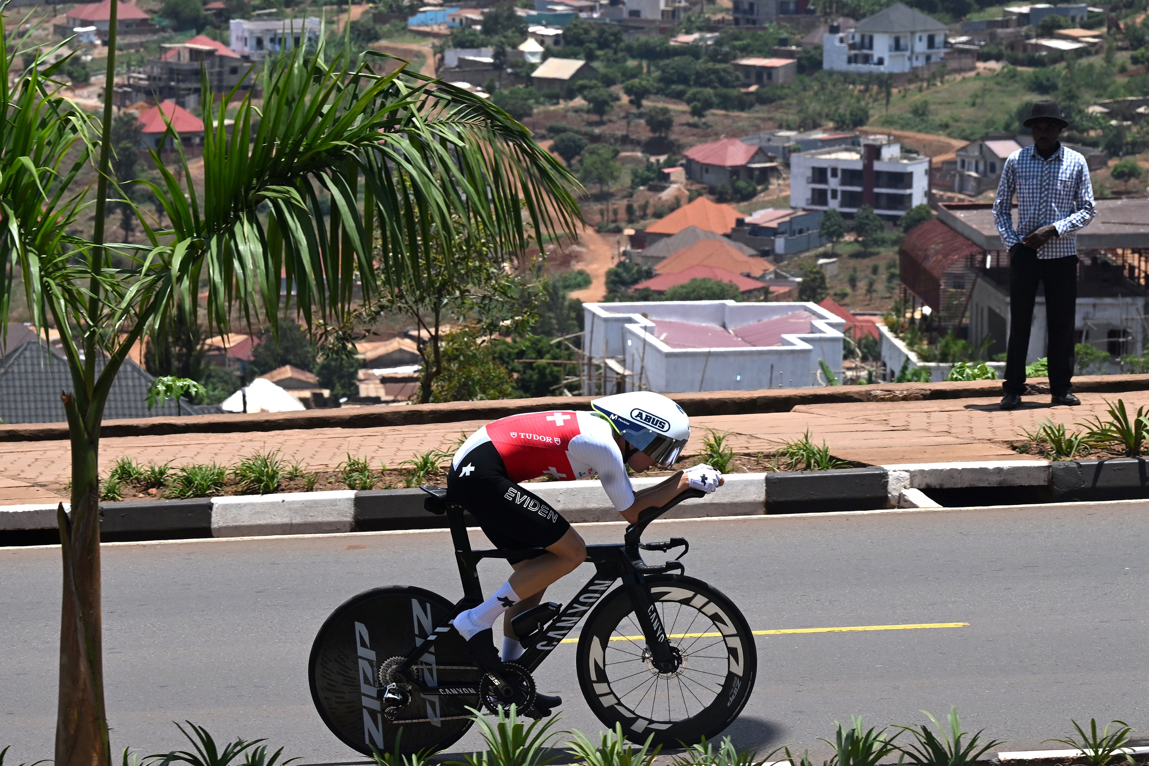 Marlen Reusser en camino a ganar el Campeonato Mundial ITT 2025