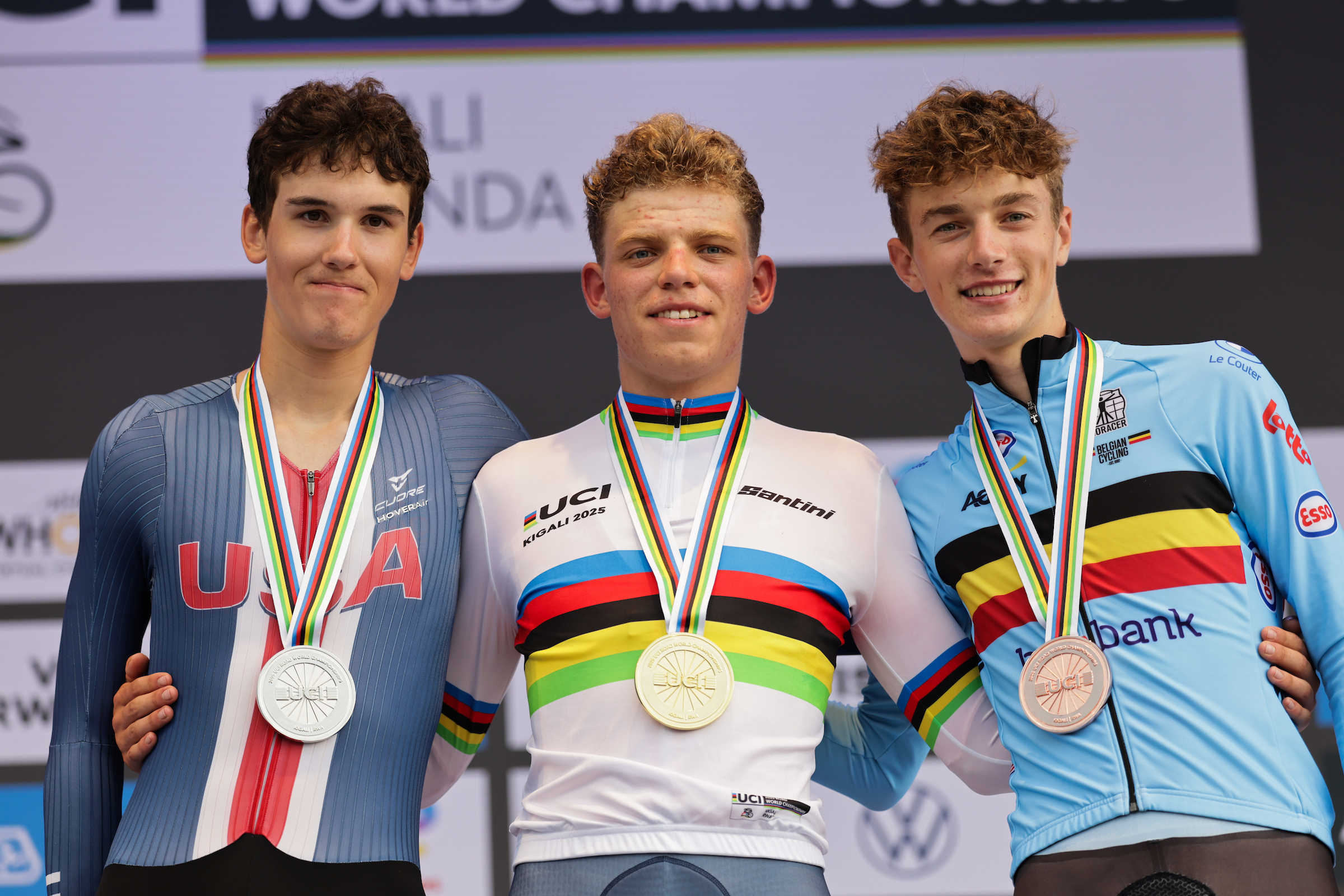 Imagen de Alex Whitehead/Swpix.com - 23/09/2025 - Ciclismo - 2025 UCI Road World Championships - Bk Arena al Centro de Convenciones Kigali, Kigali, Ruanda - Men Junior Individual Time Time Time (ITT) Podio - Michiel Mouris (Países Bajos) para convertirse en el Medal de Oro de Gold Campeón con Ashlin (EE. UU. (Bélgica) Recibiendo la medalla de bronce