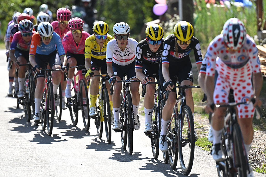 AMBERT, Francia - 31 de julio: (LR) Katarzyna Niewiadoma de Polonia y el equipo CANYON // SRAM ZONDACRYPTO Y DMI VOLLERING de los Países Bajos y el equipo FDJ - Suez Compite durante el 4to Tour De France Femmes 2025, 2025, 202. Ambert, Francia. (Foto de Szymon Gruchalski/Getty Images)