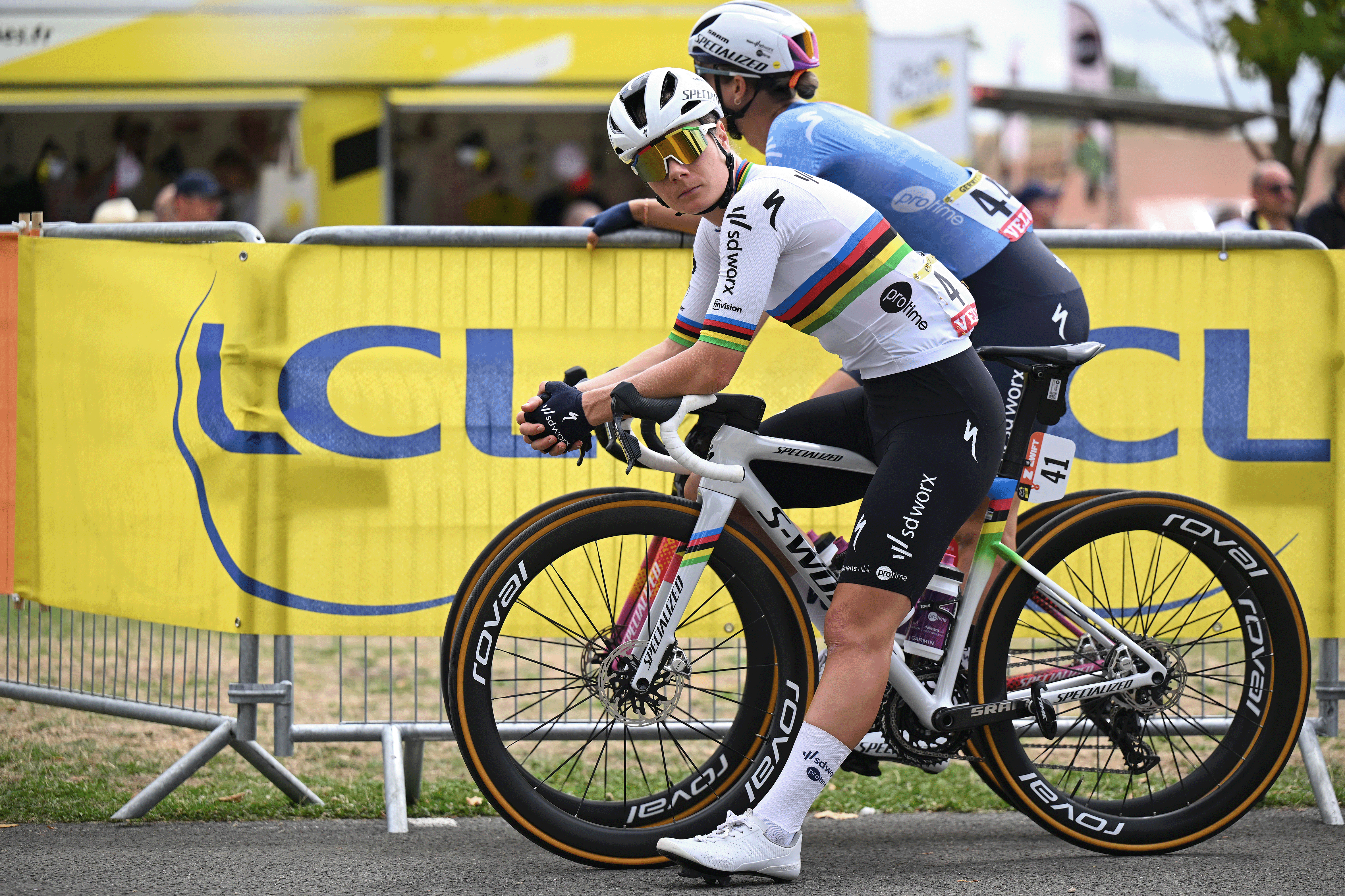 CHASSENEUIL-DU-POITOU, FRANCE - JULY 30: Lotte Kopecky of Belgium and Team SD Worx - Protime prior to the 4th Tour de France Femmes 2025, Stage 5 a 165.8km stage from Chasseneuil-du-Poitou (Futuroscope) to Gueret / #UCIWWT / on July 30, 2025 in Chasseneuil-du-Poitou, France. (Foto de Szymon Gruchalski/Getty Images)
