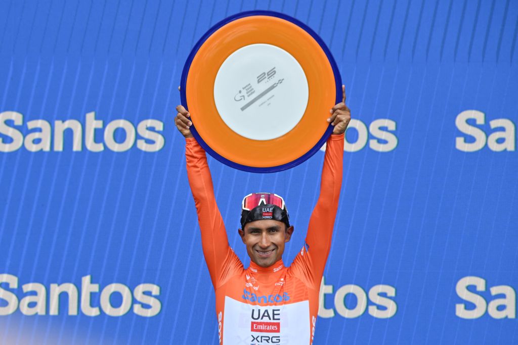 El ciclista del UAE Team Emirates, Jhonatan Narvaez, de Ecuador, sostiene el trofeo del ganador después de la etapa final de la carrera ciclista Tour Down Under en Adelaida el 26 de enero de 2025. (Foto de Brenton Edwards / AFP) / -- IMAGEN RESTRINGIDA AL USO EDITORIAL - ESTRICTAMENTE SIN USO COMERCIAL -- (Foto de BRENTON EDWARDS/AFP vía Getty Images)