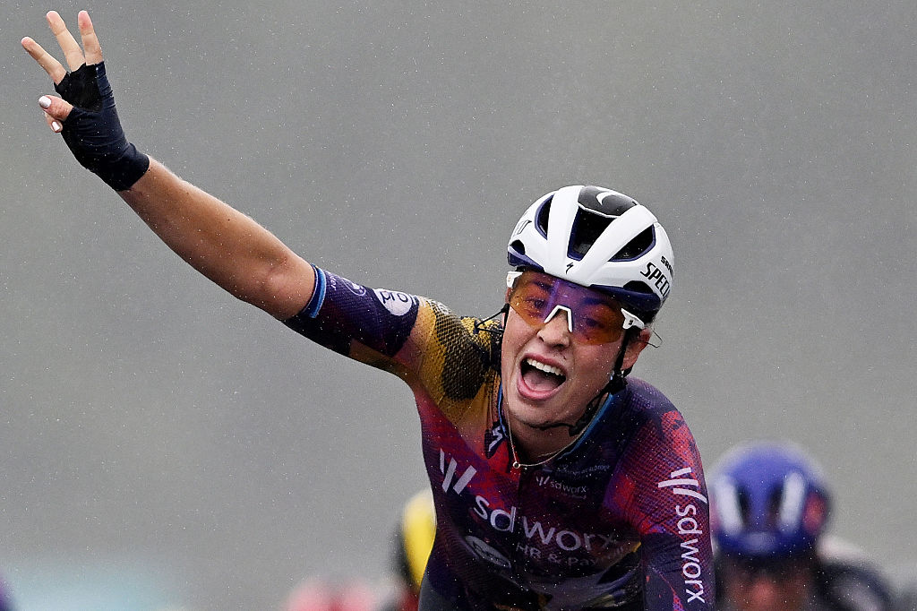 Plouay, Francia - 30 de agosto: Mischa Bredewold de Países Bajos y Equipo SD WORX - Protime celebra en la línea de meta como ganador de la carrera durante el 24 ° GP de Plouay - Lorient- Agglomeration Trophee 2025 A 165.3km Un día de carrera de Plouay a Plouay / #uciwwt / el 30 de agosto, 2025 en Plouay, Francia. (Foto de Luc Claessen/Getty Images)