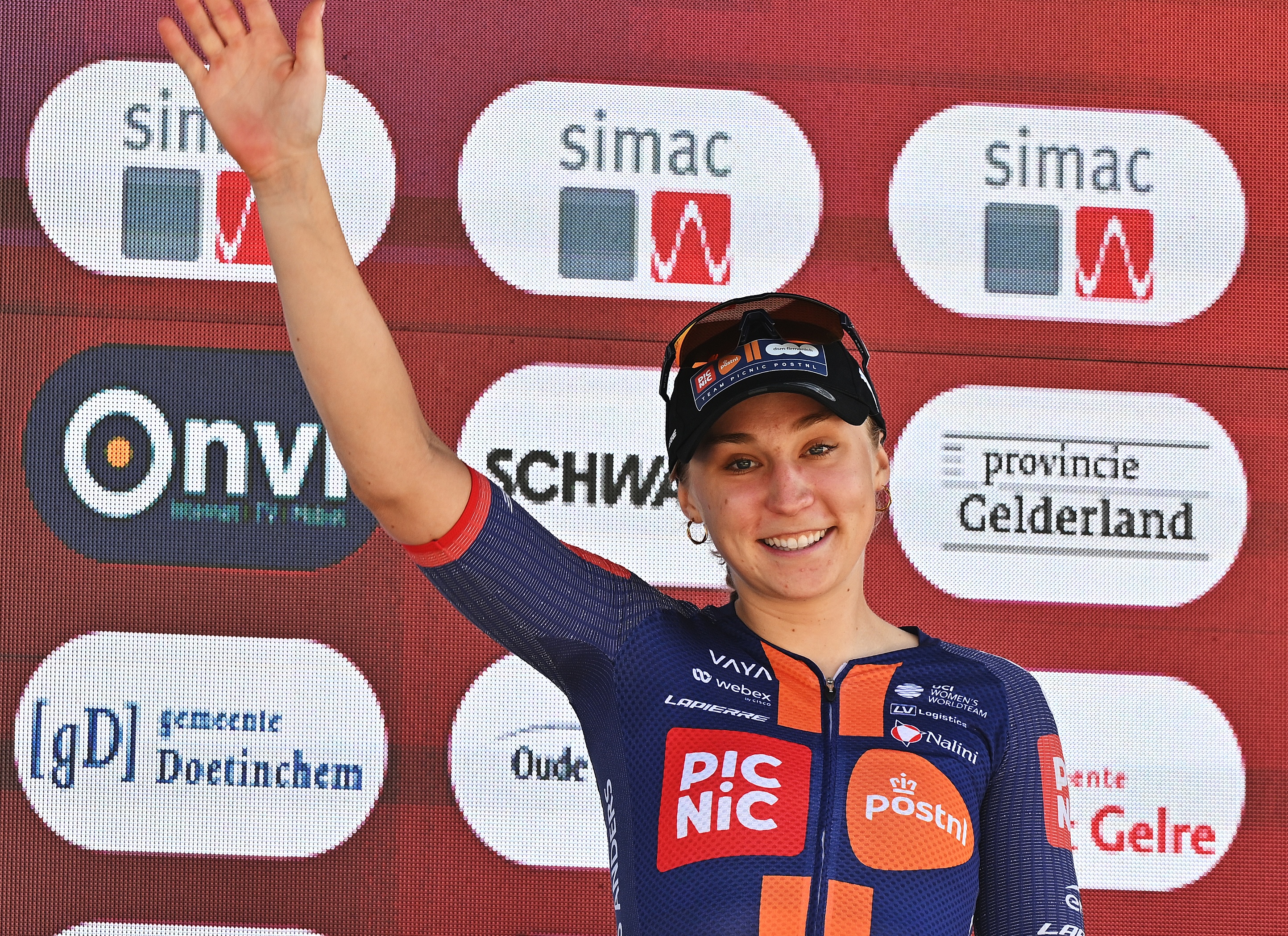 Lichtenvoorde, Países Bajos - 07 de septiembre: Megan Jastrab de los Estados Unidos y el equipo Picnic Postnl en el tercer lugar posee en la ceremonia del podio después de la 27ª Tour de Ladies Simac 2025, etapa 6 A 156.3 km de la etapa de Lichtenvoorde a Lichtenvoorde / #uciwwt / el 07 de septiembre, 2025 en Lichtenvoorde, Netherlands. (Foto de Luc Claessen/Getty Images)