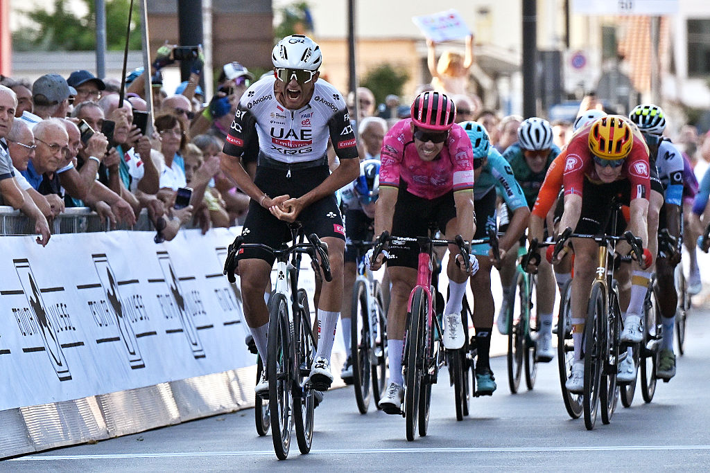 Pescara, Italia - 14 de septiembre: Isaac del Toro de México y Emiratos del Equipo de los EAU - XRG celebra en la línea de meta como ganador de la carrera durante el 77º Trofeo Matteotti 2025 A 195 km de una carrera de un día de Pescara a Pescara el 14 de septiembre de 2025 en Pescara, Italia. 