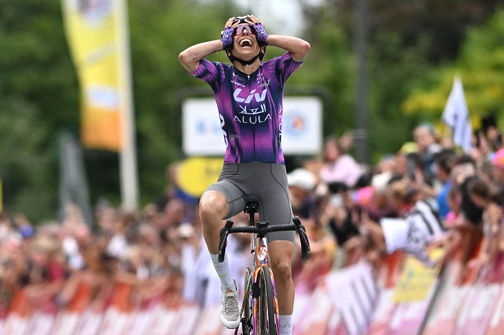 Mavi García de España y el Equipo Liv Alula Jayco celebra en la línea de meta como ganadora del escenario durante el 4to Tour de Francia Femmes 2025, Etapa 2 A 110.4 km de la etapa de Brest a Quimper / #uciwwt / el 27 de julio de 2025 en Quimper, France. (Foto de Szymon Gruchalski/Getty Images)
