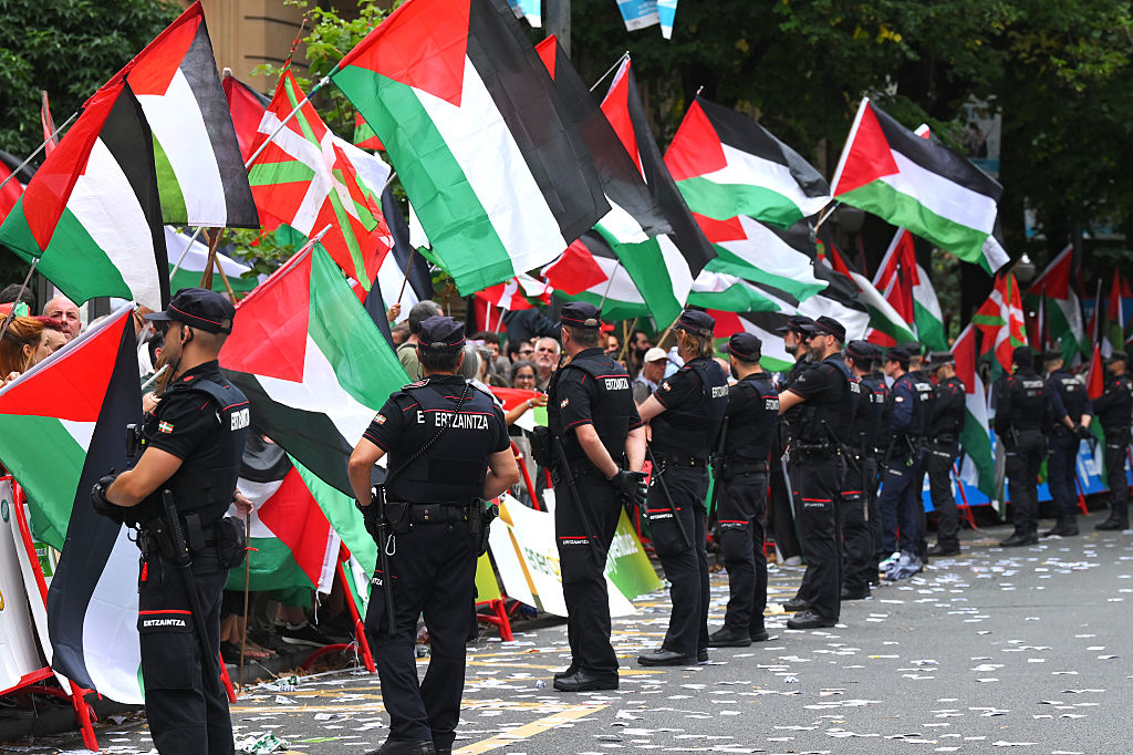 Bilbao, España - 03 de septiembre: manifestantes pro -palestinos en la línea de meta observada por la policía (Ertzaina) durante la Vuelta - 80 ° Tour por España 2025, etapa 11 A 157.4 km desde Bilbao a Bilbao / Debido a los incidentes en la línea de meta en la línea de fin de meta, los tiempos oficiales para el GC se tomaron a los 3km de 3KM, no hubo un ganador / #uco. 03 de septiembre de 2025 en Bilbao, España. (Foto de Tim de Waele/Getty Images)