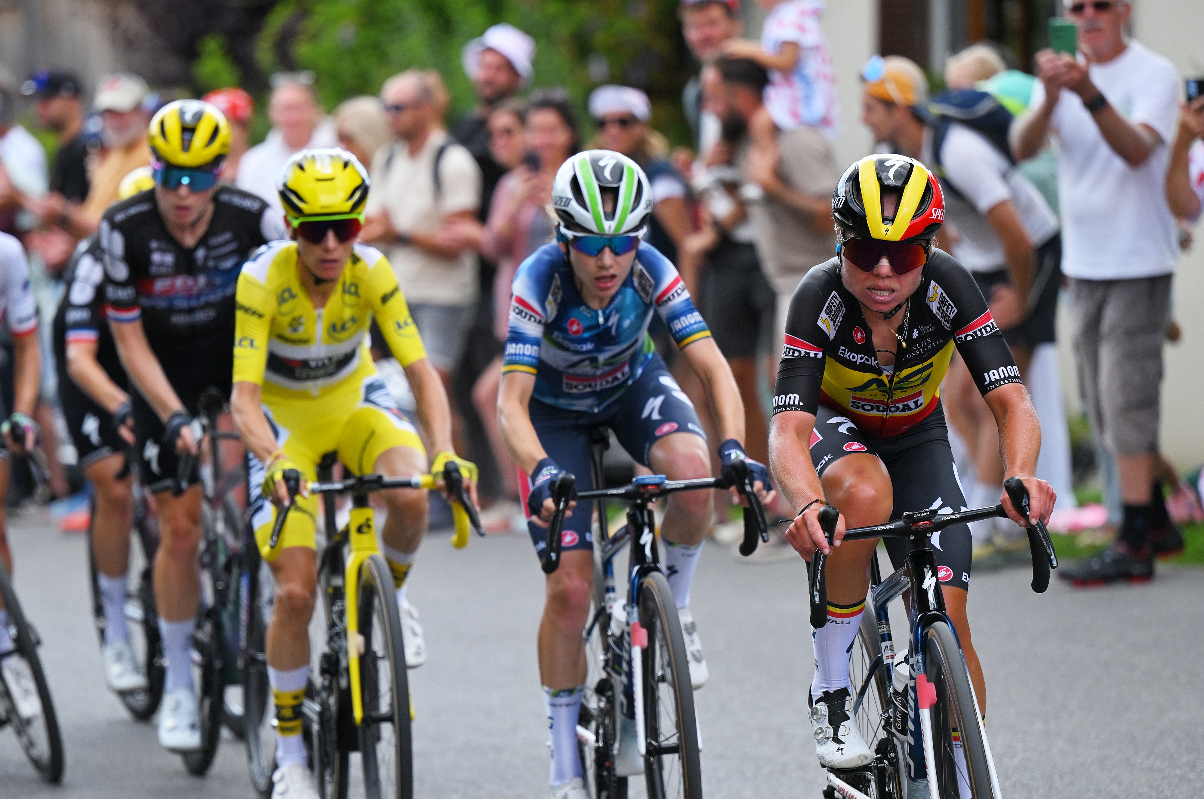 CHATEL LES PORTES DU SOLEIL, FRANCE - AUGUST 03: Justine Ghekiere of Belgium and Team AG Insurance - Soudal competes in the chase group during the 4th Tour de France Femmes 2025, Stage 9 a 124.1km stage from Praz-sur-Arly to Chatel Les Portes du Soleilon 1298m / #UCIWWT / August 03, 2025 in Chatel Les Portes du Soleil, Francia. (Foto de Tim de Waele/Getty Images)