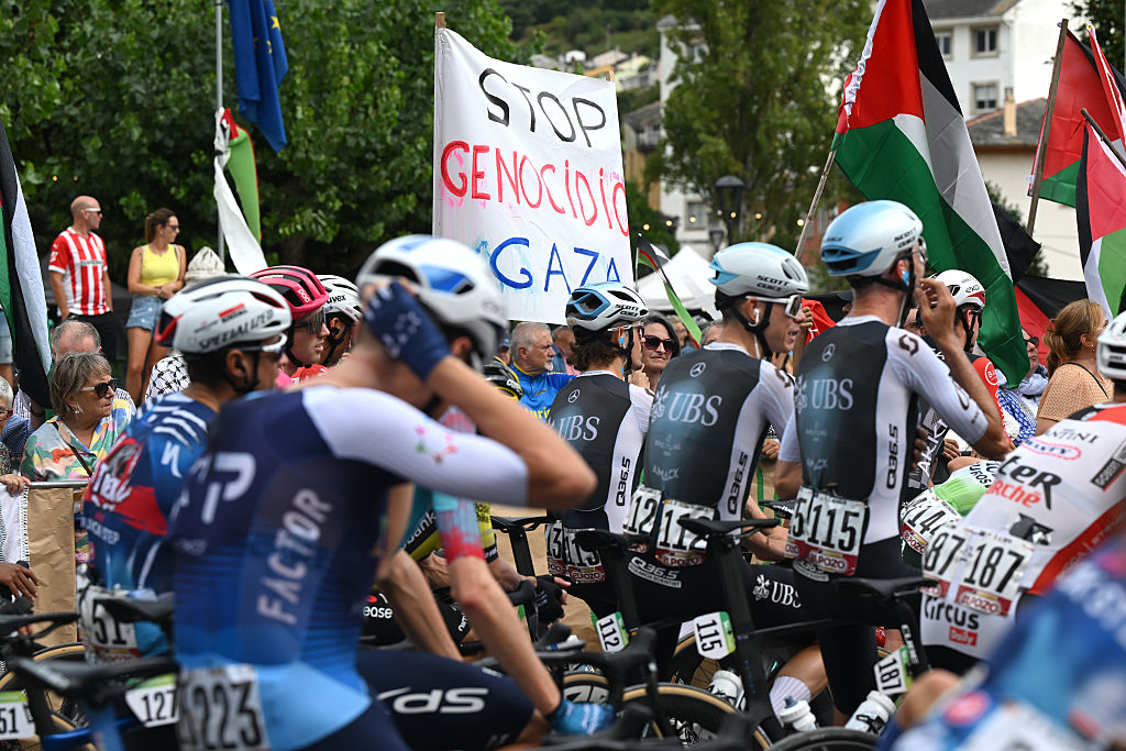 Los manifestantes pro-palestinos y el pelotón antes del La Vuelta-80 ° Tour de España 2025, Etapa 15 A 167.8 km de un Veiga-Vegadeo a Monforte de Lemo