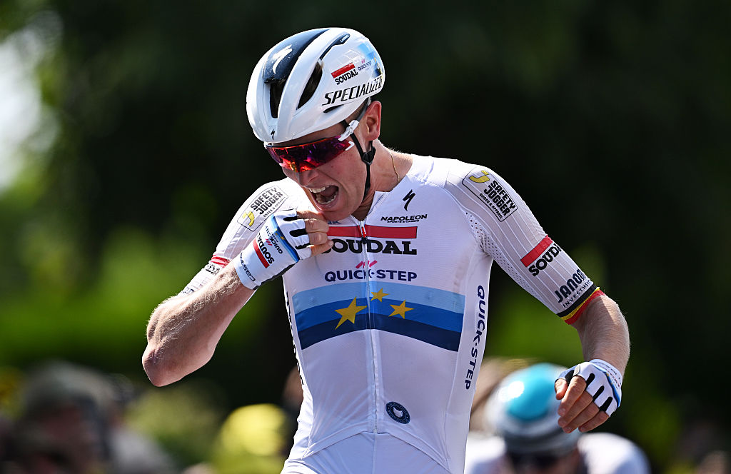 Chateauroux, Francia - 13 de julio: Tim Merlier de Bélgica y el equipo Soudal Quick -Step celebra en la línea de meta como ganador del escenario por delante de Jonathan Milan de Italia y el equipo Lidl - Trek - Green Sprint Jersey durante el 112º Tour de France 2025, Stage 9 a 174.1km desde Chinon hasta Chateeauroux) / #uciwt / en julio 13, 2025, 2025, 2025, 2025, Chateaurx, Chateaurx, Chateaux, Chateaux, Chateaux en Chateaux en Chateaux en Chateaux en Chateaux, 2025, 2025, 2025, 2025, Chateaurx, Chateaux en Chateaux en Chateaux en Chateaux, 2025, 2025, 2025, 2025, 2025, ChateauT Francia. (Foto de Tim de Waele/Getty Images)