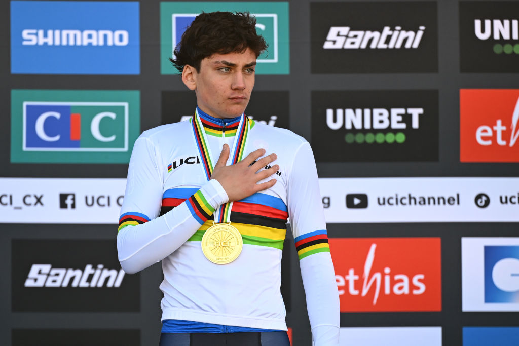 Lievin, Francia - 02 de febrero: la medallista de oro Mattia Agostinacchio de Italia celebra ganar durante la ceremonia de medalla después del 76 Campeonato Mundial Cyclo -Crross de UCI 2025 - Men ' s Junior el 02 de febrero de 2025 en Lievin, Francia. (Foto de Luc Claessen/Getty Images)