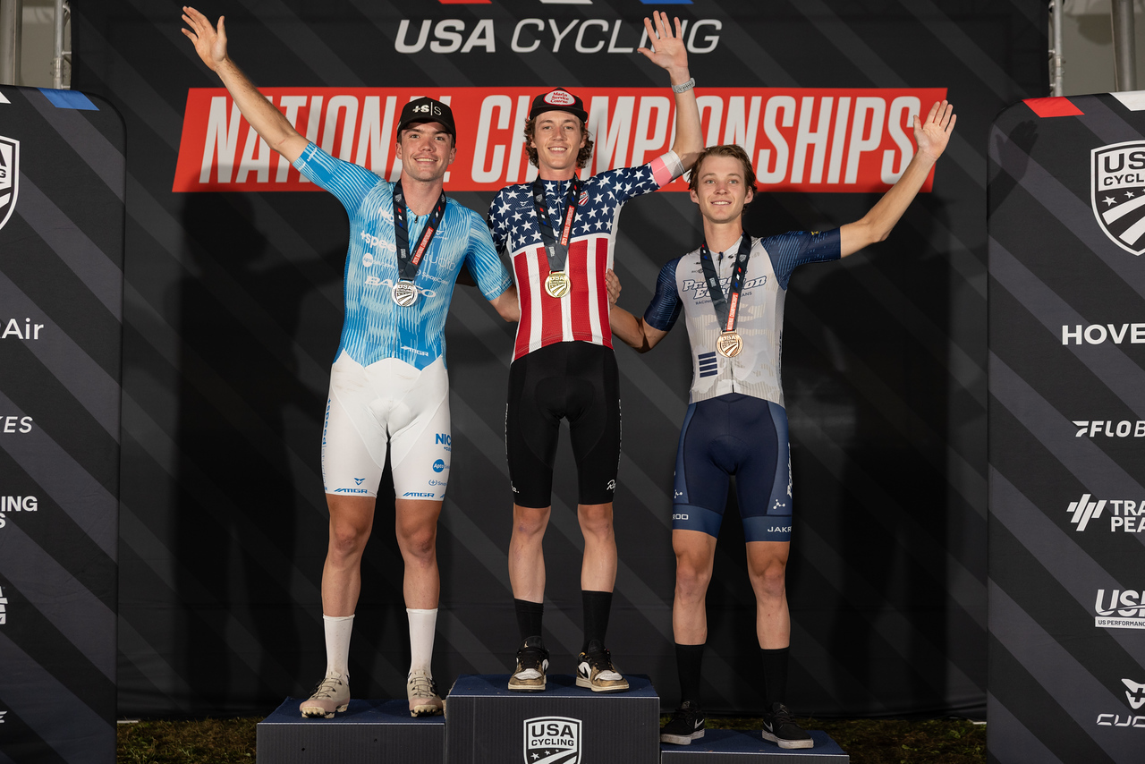 Podio masculino élite del US Gravel Nationals 2025 (de izquierda a derecha): Michael Garrison segundo, el ganador Bradyn Lange y Cole Davis tercero