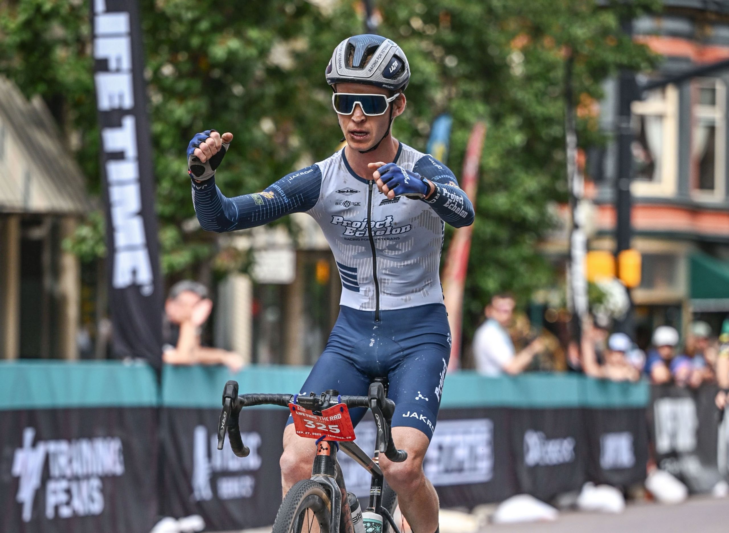 El ex campeón junior de ruta de EE. UU., Cole Davis, utiliza el dinero del premio de grava de final de temporada para financiar un lugar comodín en el UCI Gravel Worlds.