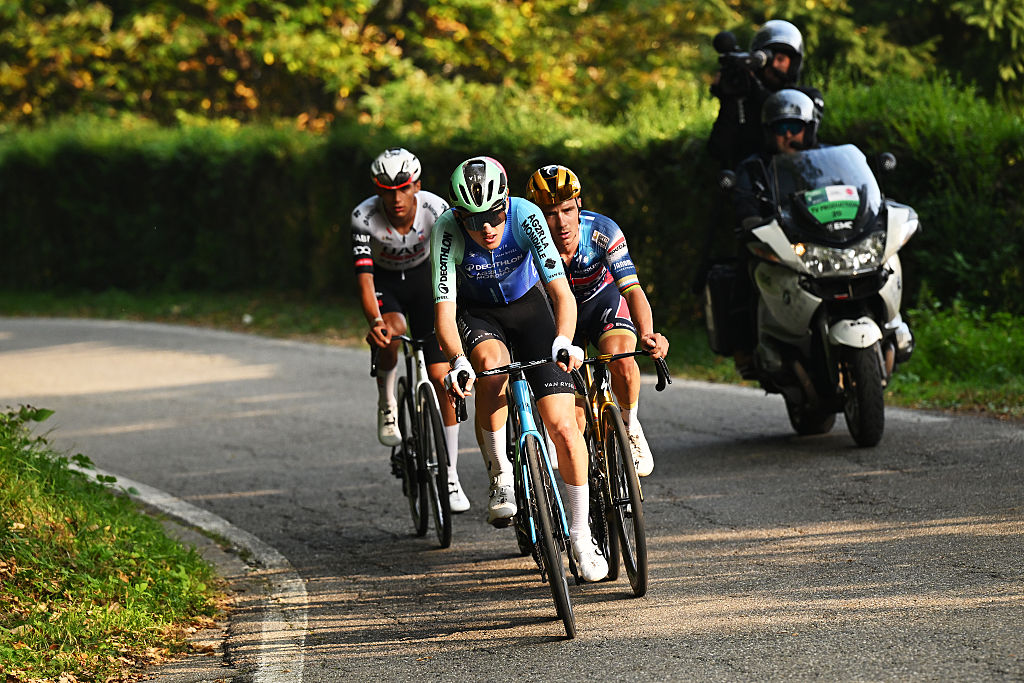 BÉRGAMO, ITALIA - 11 DE OCTUBRE: (LR) Paul Seixas de Francia y el equipo Decathlon AG2R La Mondiale y Remco Evenepoel de Bélgica y el equipo Soudal Quick-Step compiten en el grupo de persecución durante la 119a Il Lombardia 2025, una carrera de un día de 241 km desde Como a Bérgamo el 11 de octubre de 2025 en Bérgamo, Italia. (Foto de Dario Belingheri/Getty Images)