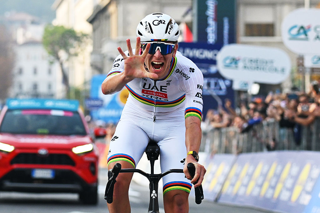 BÉRGAMO, ITALIA - 11 DE OCTUBRE: Tadej Pogacar de Eslovenia y el equipo UAE Team Emirates celebran en la línea de meta como ganador de la carrera durante la 119a Il Lombardia 2025, una carrera de un día de 241 km desde Como a Bérgamo el 11 de octubre de 2025 en Bérgamo, Italia. (Foto de Dario Belingheri/Getty Images)