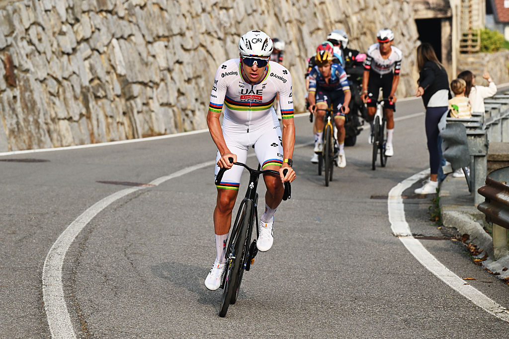 BÉRGAMO, ITALIA - 11 DE OCTUBRE: Tadej Pogacar de Eslovenia y el equipo UAE Team Emirates atacan en el grupo de persecución durante la 119a Il Lombardia 2025, una carrera de un día de 241 km desde Como a Bérgamo el 11 de octubre de 2025 en Bérgamo, Italia. (Foto de Dario Belingheri/Getty Images)