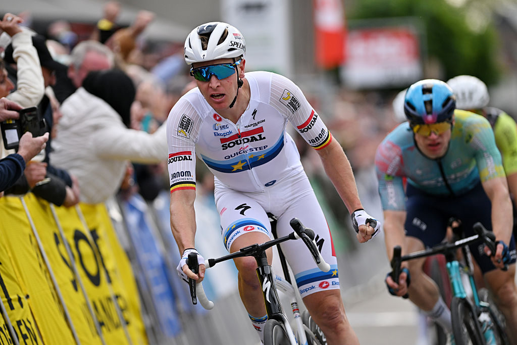 LICHTERVELDE, BÉLGICA - 24 DE SEPTIEMBRE: Tim Merlier de Bélgica y Soudal Quick-Step celebran en la línea de meta como ganador de la carrera durante la 78ª Omloop van het Houtland 2025, una carrera de un día de 198,7 km desde Eernegem a Lichtervelde el 24 de septiembre de 2025 en Lichtervelde, Bélgica. (Foto de Luc Claessen/Getty Images)
