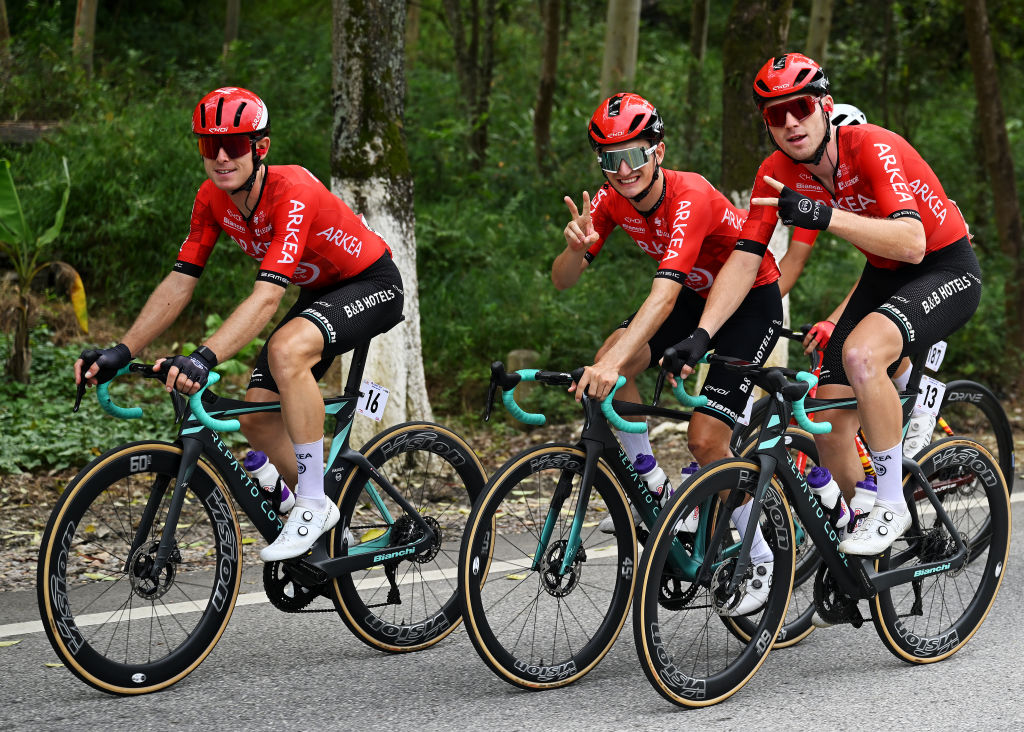 BAMA, CHINA - 17 DE OCTUBRE: (LR) Mathis Le Berre de Francia, Ewen Costiou de Francia y David Dekker de los Países Bajos y el equipo Arkea - B&B Hotels posan para una fotografía durante el quinto Gree-Tour de Guangxi 2024, etapa 3, una etapa de 214 km desde Jingxi a Bama / #UCIWT / el 17 de octubre de 2024 en Bama, China. (Foto de Dario Belingheri/Getty Images)