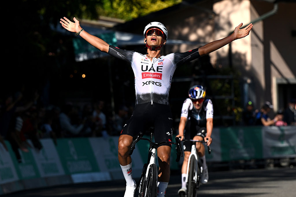 SAN LUCA, ITALIA - 4 DE OCTUBRE: Isaac Del Toro de México y el equipo de los Emiratos Árabes Unidos celebra en la línea de meta como ganador de la carrera durante el 108º Giro dell'Emilia 2025, una carrera de un día de 199,2 km desde Mirandola a San Luca el 4 de octubre de 2025 en San Luca, Italia. (Foto de Dario Belingheri/Getty Images)