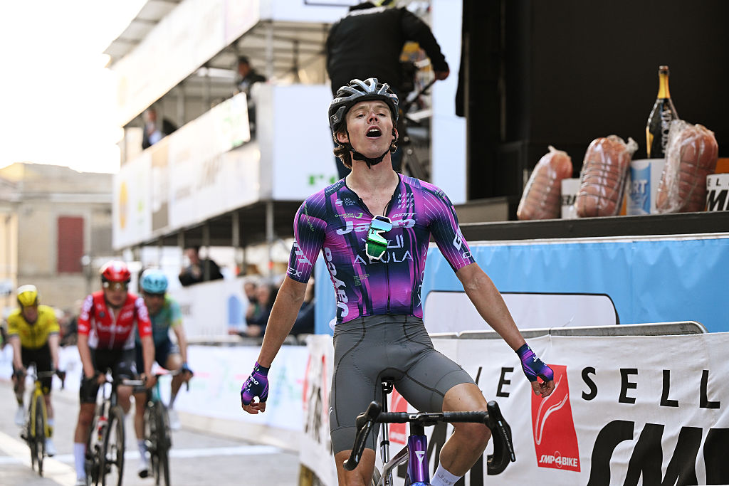 SOGLIANO AL RUBICONE ITALIA MARZO 26 Paul Double de Gran Bretaña y el equipo Jayco AlUla celebran en la línea de meta como ganador de la etapa durante la 39ª Settimana Internazionale Coppi e Bartali 2025 Etapa 2 una etapa de 1639 km desde Riccione a Sogliano al Rubicone 375m el 26 2025 de marzo en Sogliano al Rubicone Italia Foto de Dario Belingheriimágenes falsas