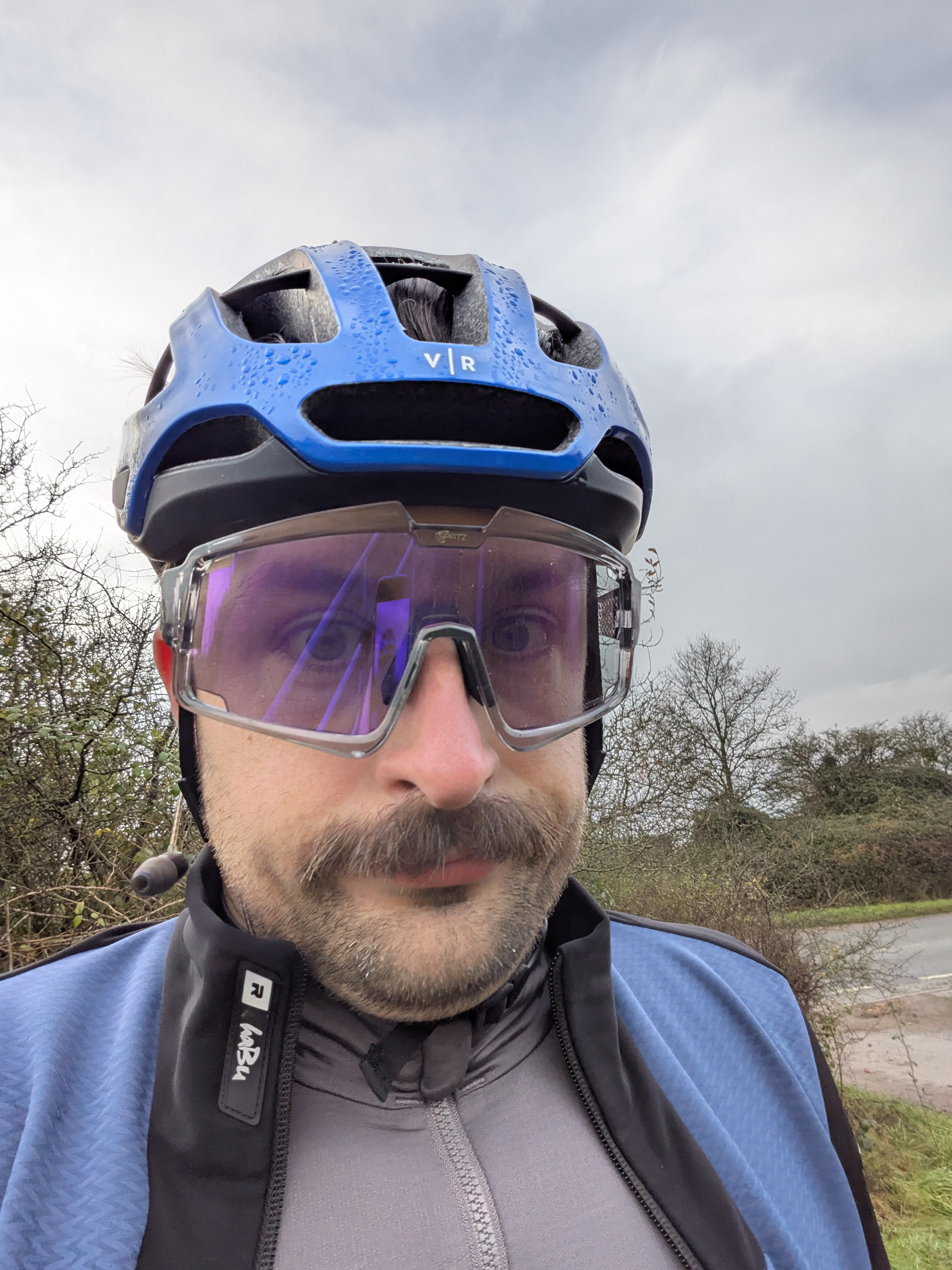 Un selfie de un ciclista con gafas grandes