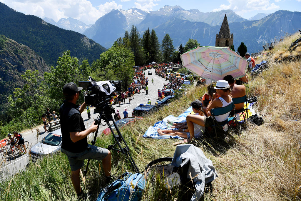 ALPE D'HUEZ, FRANCIA - 19 DE JULIO: Los aficionados y la prensa comienzan a reunirse en una esquina holandesa / Alpe d'Huez (1850m) / Público / Fanáticos / durante el 105º Tour de Francia 2018, etapa 12, una etapa de 175,5 km desde Bourg-Saint-Maurice Les Arcs hasta Alpe d'Huez 1850m / TDF / el 19 de julio, 2018 en Alpe d'Huez, Francia. (Foto de Justin Setterfield/Getty Images)