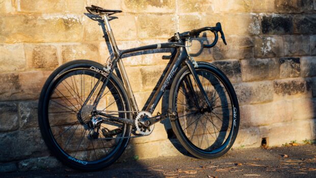 Frenos falsos, modificaciones terroríficas y las luces más pequeñas que jamás hayas visto: la loca Trek Emonda de 4,8 kg de Harry MacFarlane para los nacionales británicos de escalada