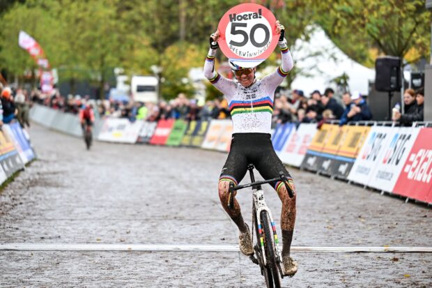 Fem van Empel celebra su victoria número 50 en ciclocross en la embarrada carrera Exact Cross con un cartel hecho a mano escondido en su kit