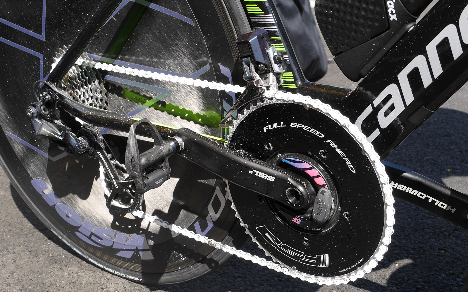 EF Education First dotó a sus cadenas de un lubricante de cera especial para la TT