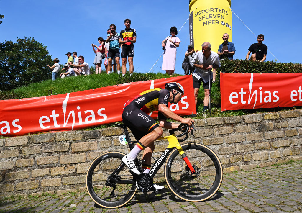 GERAARDSBERGEN, BÉLGICA - 1 DE SEPTIEMBRE: Arnaud De Lie de Bélgica y el equipo Lotto Dstny compiten escalando el Muur van Geraardsbergen mientras los fanáticos animan durante el 20.º Renewi Tour 2024 - Etapa 5, una etapa de 202,7 km desde Menen a Geraardsbergen / #UCIWT / el 1 de septiembre de 2024 en Geraardsbergen, Bélgica. (Foto de Luc Claessen/Getty Images)