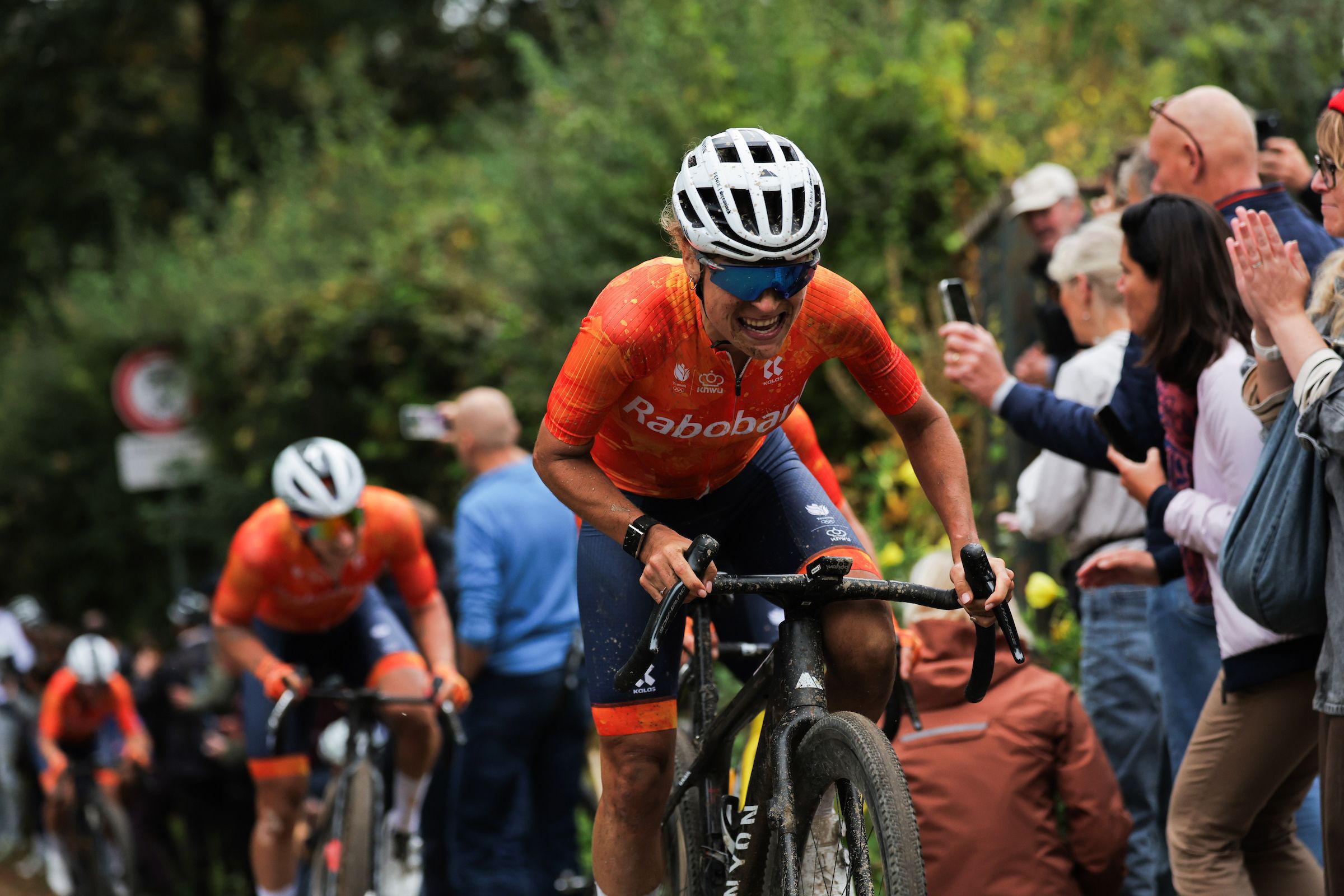 'Ahora me arrepiento': Yara Kastelijn se disculpa con Shirin van Anrooij después de perseguir a su compañera de equipo en el Campeonato Mundial de Gravel