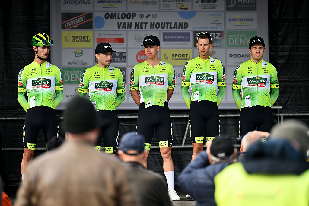 EERNEGEM, BÉLGICA - 24 DE SEPTIEMBRE: Pierre Barbier de Francia, Jens Reynders de Bélgica, Michiel Lambrecht de Bélgica, Thomas Portsmouth de Gran Bretaña, Luca De Meester de Bélgica, Leander Van Hautegem de Bélgica, Jelle Vermoote de Bélgica y Wagner Bazin WB antes de la 78ª Omloop van het Houtland 2025 a 198,7 km Carrera de un día de Eernegem a Lichtervelde el 24 de septiembre de 2025 en Eernegem, Bélgica. (Foto de Luc Claessen/Getty Images)
