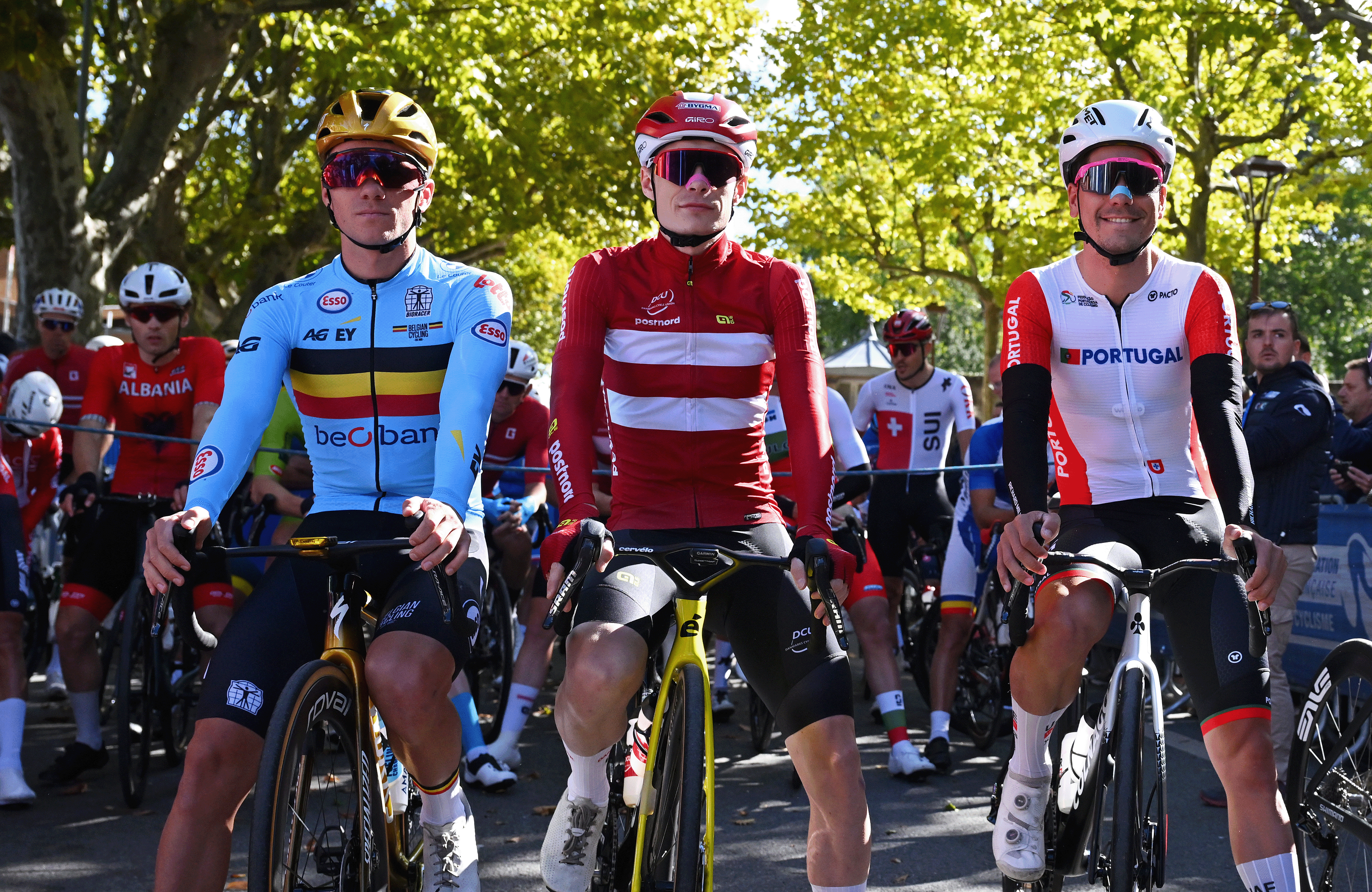 PRIVAS, FRANCIA - 5 DE OCTUBRE: (LR) Remco Evenepoel y el equipo de Bélgica, Jonas Vingegaard y el equipo de Dinamarca, Joao Almeida y el equipo de Portugal y Juan Ayuso y el equipo de España antes del 31.º Campeonato Europeo de ciclismo en ruta UEC 2025 - Carrera de élite masculina en ruta, una carrera de 202,5 km desde Privas a Guilherand-Granges el 5 de octubre de 2025 en Privas, Francia. (Foto de Billy Ceusters/Getty Images)