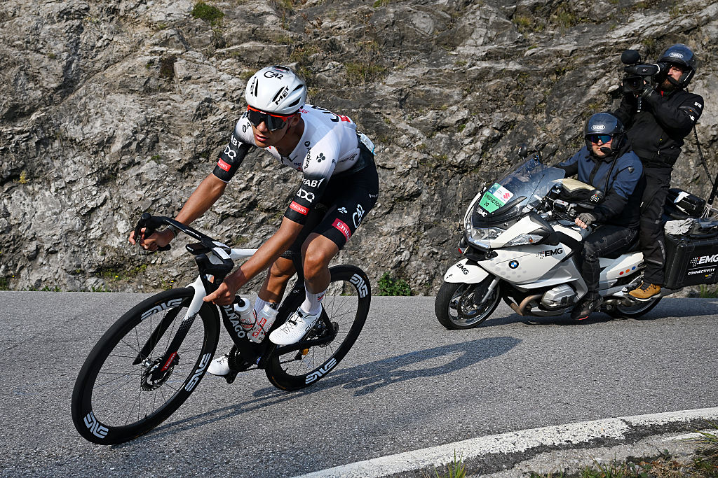 BÉRGAMO, ITALIA - 11 DE OCTUBRE: Isaac Del Toro de México y el equipo UAE Team Emirates compiten durante la 119ª Il Lombardia 2025, una carrera de un día de 241 km desde Como a Bérgamo el 11 de octubre de 2025 en Bérgamo, Italia. (Foto de Dario Belingheri/Getty Images)
