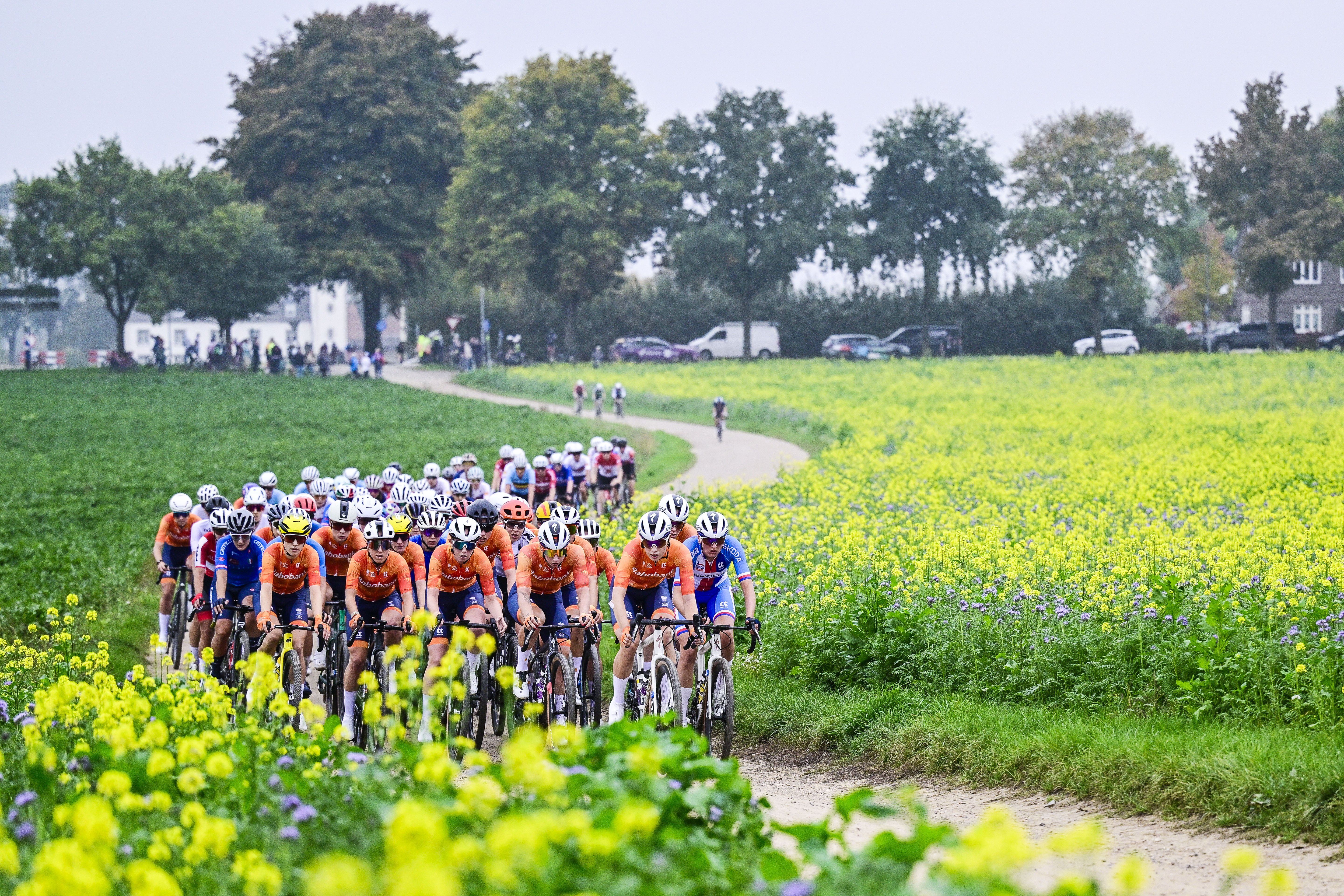 Crédito obligatorio: Foto de Shutterstock (15530236h) Un grupo de ciclistas fotografiados en acción durante la carrera de élite femenina en el Campeonato Mundial de Gravel de la UCI, el sábado 11 de octubre de 2025, en Maastricht, Países Bajos. Campeonato Mundial de Gravel de Ciclismo de Países Bajos Élite Femenino, Maastricht, Países Bajos - 11 oct 2025